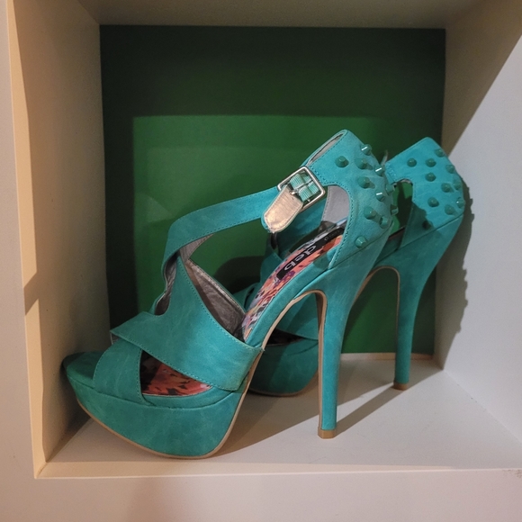 Deb Heels - Picture 2 of 9